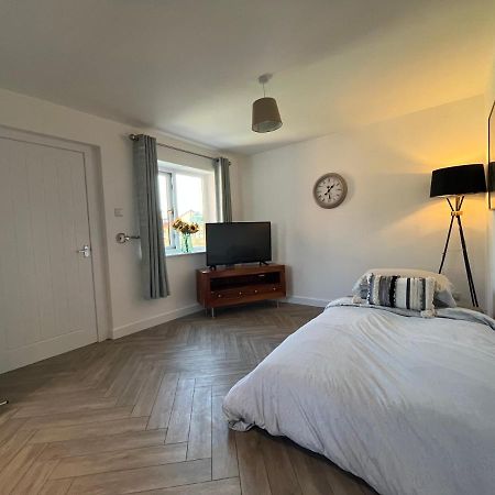 Contemporary 1 Bedroom Apartment Normanton  Esterno foto