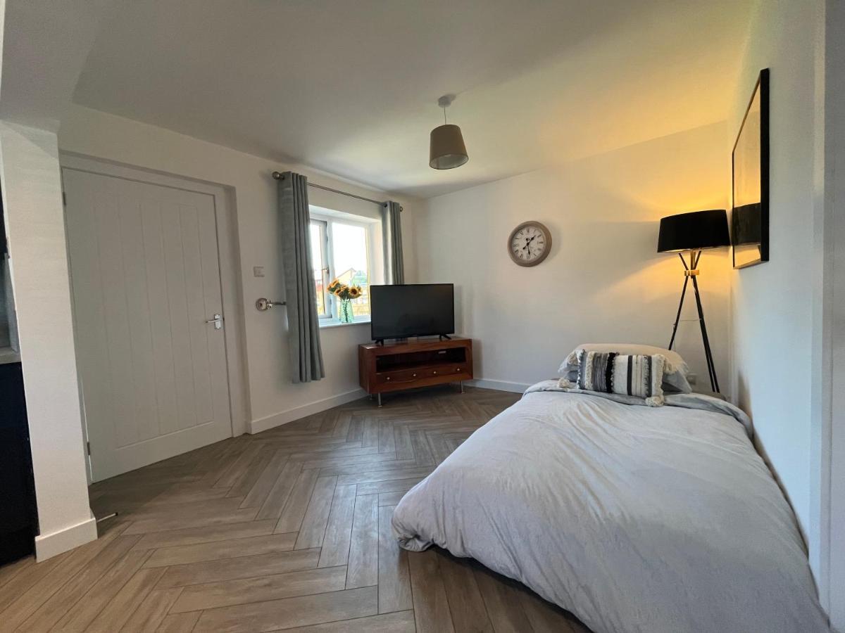 Contemporary 1 Bedroom Apartment Normanton  Esterno foto